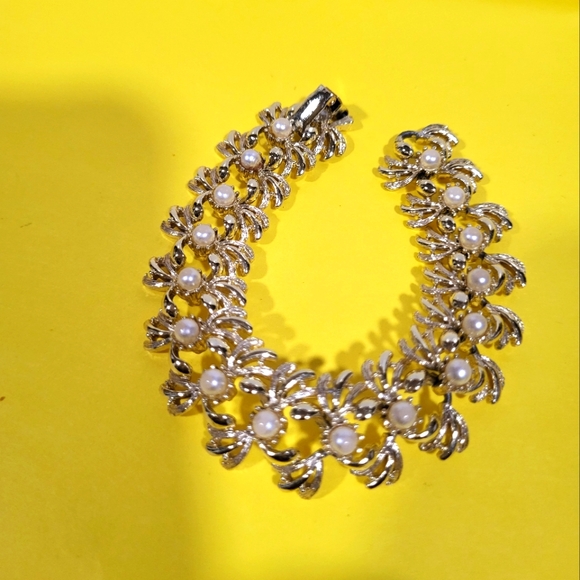 Elegant Silver and Pearl Bracelet - Picture 1 of 4